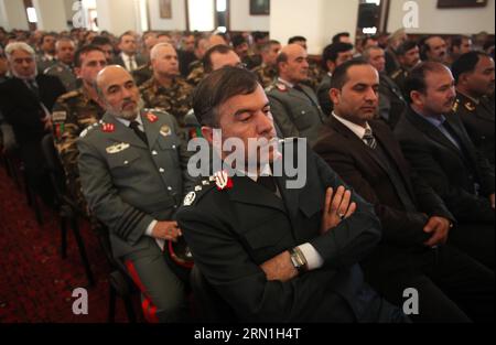 POLITIK Zeremonie in Kaboul - NATO übergibt an afghanische Sicherheitskräfte (150101) -- KABOUL, le 1 janvier 2015 -- des officiers de l'armée afghane assistent à une cérémonie marquant l'achèvement de la transition sécuritaire des troupes dirigées par l'OTAN aux forces de sécurité afghanes à Kaboul, Afghanistan, le 1 janvier 2015. La nouvelle année a marqué la fin des opérations de combat de l OTAN et le début d une mission de suivi de formation et de soutien. Environ 17 000 soldats étrangers, pour la plupart des États-Unis, seront encore déployés en Afghanistan. )(zhf) AFGHANISTAN-KABOUL-TRANSITION SÉCURITAIRE AhmadxMassoud PUBLICATIONxNOTxINxCHN politique Cerem Banque D'Images