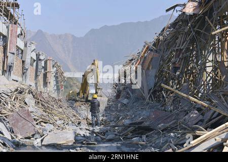 (150103) -- CHENZHOU, 3 janvier 2015 -- Un ouvrier se tient debout sur les ruines d'un chantier de construction après l'effondrement d'un toit et d'un échafaudage à Chenzhou, dans la province du Hunan au centre de la Chine, le 3 janvier 2015. Cinq travailleurs ont été tués et un autre est resté porté disparu en raison de l'effondrement qui s'est produit vers 5:10 heures vendredi, lorsque 11 travailleurs terminaient les travaux de construction dans un atelier de réparation de machines d'une entreprise locale de métaux non ferreux basée dans la ville de Chenzhou.) (hdt) CHINA-HUNAN-CHENZHOU-ROOF COLLAPSE (CN) ZhongxLei PUBLICATIONxNOTxINxCHN Chen Zhou Jan 3 2015 un ouvrier se tient debout SUR les ruines d'un chantier de construction après un toit Banque D'Images