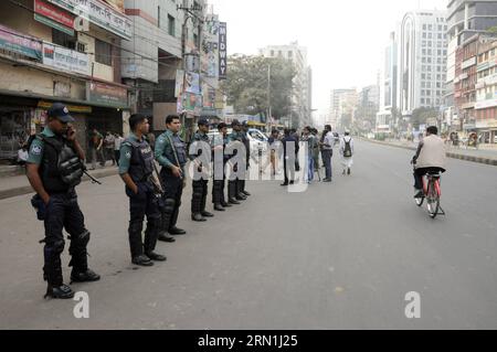 (150104) -- DHAKA, 4 janvier 2015 -- des policiers bangladais montent la garde devant le bureau du Parti nationaliste du Bangladesh (BNP) à Dhaka, Bangladesh, le 4 janvier 2015. L ancienne première ministre du Bangladesh, Khaleda Zia, également présidente du BNP, est restée enfermée dans son bureau dans l enclave diplomatique de la capitale Dhaka, Gushan, depuis samedi soir. La police a également verrouillé le quartier général du BNP après l'avoir fouillé. )(zhf) BANGLADESH-DHAKA-EX-PM-OFFICE-CORDON OFF SharifulxIslam PUBLICATIONxNOTxINxCHN Dhaka Jan 4 2015 des policiers bangladais tiennent la garde devant le parti nationaliste du Bangladesh Banque D'Images