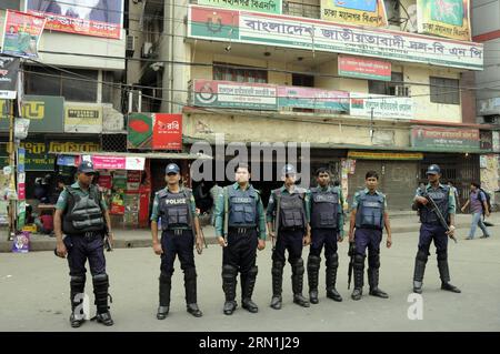 (150104) -- DHAKA, 4 janvier 2015 -- des policiers bangladais montent la garde devant le bureau du Parti nationaliste du Bangladesh (BNP) à Dhaka, Bangladesh, le 4 janvier 2015. L ancienne première ministre du Bangladesh, Khaleda Zia, également présidente du BNP, est restée enfermée dans son bureau dans l enclave diplomatique de la capitale Dhaka, Gushan, depuis samedi soir. La police a également verrouillé le quartier général du BNP après l'avoir fouillé. )(zhf) BANGLADESH-DHAKA-EX-PM-OFFICE-CORDON OFF SharifulxIslam PUBLICATIONxNOTxINxCHN Dhaka Jan 4 2015 des policiers bangladais tiennent la garde devant le parti nationaliste du Bangladesh Banque D'Images