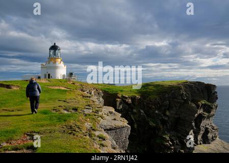 Marche sur Brough of Birsay avec Lighthouse, Orcades Islands Banque D'Images