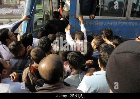 (140105) -- DHAKA, 5 janvier 2014 -- les navetteurs tentent de monter dans un bus lors du rassemblement organisé par le Parti nationaliste du Bangladesh (BNP) à Dhaka, Bangladesh, le 5 janvier 2014. L ex-première ministre bangladaise, Khaleda Zia, qui est restée enfermée dans son bureau dans l enclave diplomatique de Dhaka à Gushan depuis samedi soir, a demandé à ses dirigeants et militants de l alliance des 20 partis de défier l interdiction de la police sur les rassemblements politiques et de faire de leur rassemblement du 5 janvier un succès. BANGLADESH-DHAKA-RALLY SharifulxIslam PUBLICATIONxNOTxINxCHN Dhaka Jan 5 2014 les navetteurs tentent de monter DANS un bus pendant le rassemblement appelé par le B. Banque D'Images