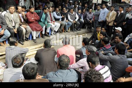 (150106) -- DHAKA, 6 janvier 2015 -- des militants du parti au pouvoir assistent à un rassemblement de protestation contre le blocage pendant le blocage continu appelé par le Parti nationaliste du Bangladesh (BNP) à Dhaka, Bangladesh, le 6 janvier 2015. L'ex-Premier ministre bangladais Khaleda Zia a annoncé une manifestation de masse dans tout le pays et a exhorté les membres du parti à continuer de forcer le gouvernement à organiser de nouveaux scrutins au Parlement sous un gouvernement intérimaire non parti. BANGLADESH-DHAKA-UNREST-BNP SharifulxIslam PUBLICATIONxNOTxINxCHN Dhaka Jan 6 2015 des militants du parti au pouvoir participent à un rassemblement de protestation contre le Bloc pendant le non Stop Blo Banque D'Images