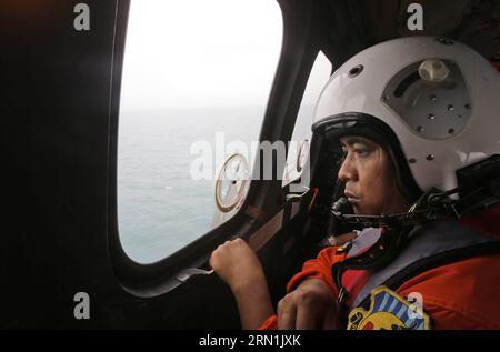 (150106) -- PANGKALAN BUN, le 6 janvier 2015 -- un membre d'équipage d'un hélicoptère NAS 332 Super Puma de l'armée de l'air indonésienne regarde par la fenêtre lors d'une opération de recherche des victimes d'AirAsia QZ 8501 au-dessus de la mer de Java au large de Pangkalan Bun, Indonésie, le 6 janvier 2015. L'opération de recherche pour le vol QZ8501 d'AirAsia se répandra légèrement vers l'est mardi alors que la météo et les courants traînent l'épave dans cette direction, a déclaré le chef de l'agence de sauvetage indonésienne. /Achmad Ibrahim) INDONESIA-PANGKALAN BUN-AIRASIA-SEARCH Pool PUBLICATIONxNOTxINxCHN Pangkalan Bun Jan 6 2015 membre de l'équipage de to Indonesian Air Banque D'Images