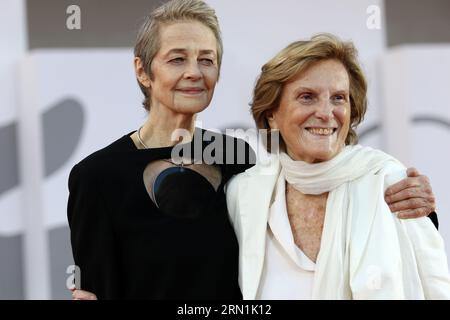 Italie, Lido di Venezia, 30 août 2023 : Charlotte Rampling et la réalisatrice Liliana Cavani assistent au tapis rouge d'ouverture du 80e Festival International du film de Venise le 30 août 2023 à Venise, en Italie. Photo © Ottavia Da Re/Sintesi/Alamy Live News Banque D'Images