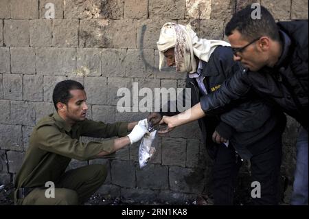 AKTUELLES ZEITGESCHEHEN Jemen - Anschlag auf die Polizeiakademie in Sanaa (150107) -- SANAA, 7 janvier 2015 -- Un policier recueille des preuves sur le site de l'explosion à Sanaa, Yémen, le 7 janvier 2015. Au moins 50 personnes ont été tuées et 20 autres blessées tôt mercredi lorsqu'une voiture piégée a explosé devant l'académie de police dans la capitale yéménite de Sanaa, ont déclaré des responsables de la sécurité et des médecins. YÉMEN-SANAA-BLAST HanixAli PUBLICATIONxNOTxINxCHN Actualités Yémen Arrêtez-vous sur l'Académie de police à Sanaa Sanaa Jan 7 2015 un policier recueille des preuves SUR le site Blast à Sanaa Yémen LE 7 2015 janvier AU moins 50 Banque D'Images