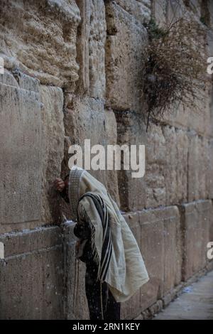 (150108) -- JÉRUSALEM, 7 janvier 2014 -- un juif ultra-orthodoxe prie dans la neige au mur occidental de la vieille ville de Jérusalem, le 7 janvier 2015. Cette année, la première chute de neige a frappé Jérusalem mercredi. ) MIDEAST-JÉRUSALEM-TEMPÊTE LOURDE-DESCENTE LixRui PUBLICATIONxNOTxINxCHN Jérusalem Jan 7 2014 To Ultra orthodoxe Jewish Man prie dans la neige AU mur occidental dans la vieille ville de Jérusalem LE 7 2015 janvier cette année S première chute de neige a frappé Jérusalem mercredi Mideast Jérusalem tempête lourde descente PUBLICATIONxNOTxINxCHN Banque D'Images