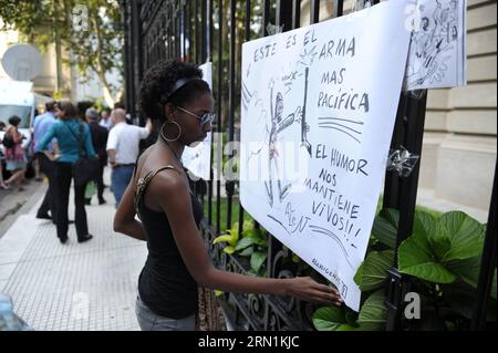 (150108) -- BUENOS AIRES, 7 janvier 2015 -- Une femme pose une banderole lors d'une manifestation pour les victimes de la fusillade dans les bureaux du journal français Charlie Hebdo à Paris, devant l'ambassade de France à Buenos Aires, Argentine, le 7 janvier 2015. Le président français, François Hollande, a annoncé que le 7 janvier sera le jour du deuil national en France, et que les drapeaux seront mis en Berne pendant trois jours, en l’honneur des victimes de l’attentat de Charlie Hebdo. Le Président de la République a également déclaré que parmi les 12 morts, il y avait 11 hommes et une femme. Alejandro Belvedere/) (rtg) ARGENTINE-BUENO Banque D'Images