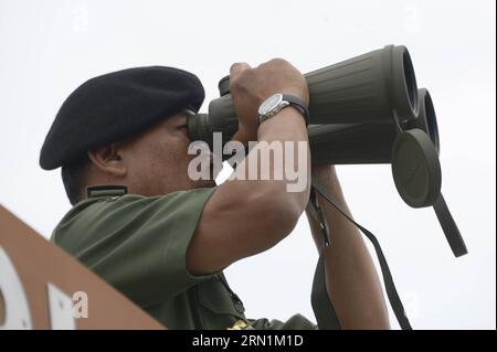 (150109) -- MER DE JAVA, 8 janvier 2015 -- le commandant militaire indonésien, le général Moeldoko, observe des plongeurs travailler dans la zone où la queue du vol AirAsia QZ8501 a été trouvée, sur le navire de la marine KRI Banda Aceh, en mer de Java, Indonésie, le 8 janvier 2015. Le chef des secours de l Indonésie a déclaré jeudi que son équipe lèverait la queue de l avion de vol AirAsia QZ8501 hors de l eau vendredi pour récupérer la boîte noire, tandis que trois autres corps ont été récupérés jeudi. ADEK Berry/)(azp) INDONESIA-JAVA SEA-SEARCH-AIRASIA Pool PUBLICATIONxNOTxINxCHN Java SEA Jan 8 2015 Commandant militaire indonésien Gene Banque D'Images