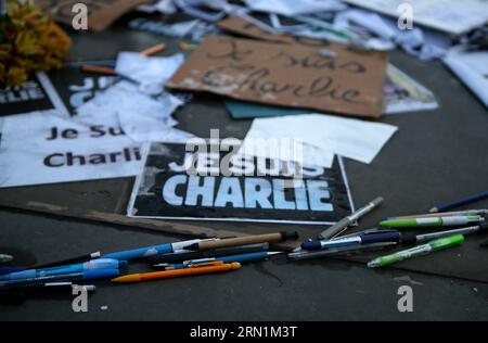 (150108) -- LONDRES, le 8 janvier 2015 -- les résidents locaux pleurent les victimes tuées lors de l'attaque de Charlie Hebdo à Londres, en Grande-Bretagne, le 8 janvier 2015. Douze personnes ont été tuées mercredi dans une fusillade au bureau parisien de Charlie Hebdo hebdomadaire. UK-LONDON-FRANCE-CHARLIE-HEBDO-ATTACK-DEUIL HanxYan PUBLICATIONxNOTxINxCHN Londres Jan 8 2015 habitants mornes victimes de l'attaque Charlie Hebdo à Londres Grande-Bretagne LE 8 2015 janvier douze célébrités ont été TUÉES mercredi dans une fusillade AU bureau parisien de Charlie Hebdo Weekly UK London France Charlie Hebdo attaque DEUIL PUBLICATIONxNOTxI Banque D'Images