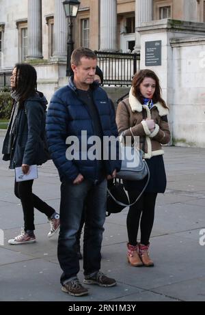 (150108) -- LONDRES, le 8 janvier 2015 -- les résidents locaux pleurent les victimes tuées lors de l'attaque de Charlie Hebdo à Londres, en Grande-Bretagne, le 8 janvier 2015. Douze personnes ont été tuées mercredi dans une fusillade au bureau parisien de Charlie Hebdo hebdomadaire. UK-LONDON-FRANCE-CHARLIE-HEBDO-ATTACK-DEUIL HanxYan PUBLICATIONxNOTxINxCHN Londres Jan 8 2015 habitants mornes victimes de l'attaque Charlie Hebdo à Londres Grande-Bretagne LE 8 2015 janvier douze célébrités ont été TUÉES mercredi dans une fusillade AU bureau parisien de Charlie Hebdo Weekly UK London France Charlie Hebdo attaque DEUIL PUBLICATIONxNOTxI Banque D'Images