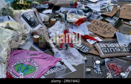 (150108) -- LONDRES, le 8 janvier 2015 -- les résidents locaux pleurent les victimes tuées lors de l'attaque de Charlie Hebdo à Londres, en Grande-Bretagne, le 8 janvier 2015. Douze personnes ont été tuées mercredi dans une fusillade au bureau parisien de Charlie Hebdo hebdomadaire. UK-LONDON-FRANCE-CHARLIE-HEBDO-ATTACK-DEUIL HanxYan PUBLICATIONxNOTxINxCHN Londres Jan 8 2015 habitants mornes victimes de l'attaque Charlie Hebdo à Londres Grande-Bretagne LE 8 2015 janvier douze célébrités ont été TUÉES mercredi dans une fusillade AU bureau parisien de Charlie Hebdo Weekly UK London France Charlie Hebdo attaque DEUIL PUBLICATIONxNOTxI Banque D'Images