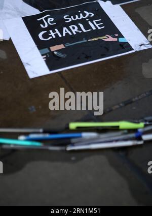 (150108) -- LONDRES, le 8 janvier 2015 -- les résidents locaux pleurent les victimes tuées lors de l'attaque de Charlie Hebdo à Londres, en Grande-Bretagne, le 8 janvier 2015. Douze personnes ont été tuées mercredi dans une fusillade au bureau parisien de Charlie Hebdo hebdomadaire. UK-LONDON-FRANCE-CHARLIE-HEBDO-ATTACK-DEUIL HanxYan PUBLICATIONxNOTxINxCHN Londres Jan 8 2015 habitants mornes victimes de l'attaque Charlie Hebdo à Londres Grande-Bretagne LE 8 2015 janvier douze célébrités ont été TUÉES mercredi dans une fusillade AU bureau parisien de Charlie Hebdo Weekly UK London France Charlie Hebdo attaque DEUIL PUBLICATIONxNOTxI Banque D'Images