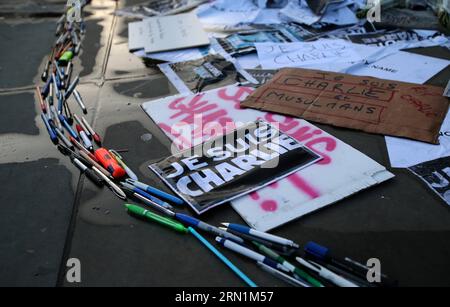 (150108) -- LONDRES, le 8 janvier 2015 -- les résidents locaux pleurent les victimes tuées lors de l'attaque de Charlie Hebdo à Londres, en Grande-Bretagne, le 8 janvier 2015. Douze personnes ont été tuées mercredi dans une fusillade au bureau parisien de Charlie Hebdo hebdomadaire. UK-LONDON-FRANCE-CHARLIE-HEBDO-ATTACK-DEUIL HanxYan PUBLICATIONxNOTxINxCHN Londres Jan 8 2015 habitants mornes victimes de l'attaque Charlie Hebdo à Londres Grande-Bretagne LE 8 2015 janvier douze célébrités ont été TUÉES mercredi dans une fusillade AU bureau parisien de Charlie Hebdo Weekly UK London France Charlie Hebdo attaque DEUIL PUBLICATIONxNOTxI Banque D'Images