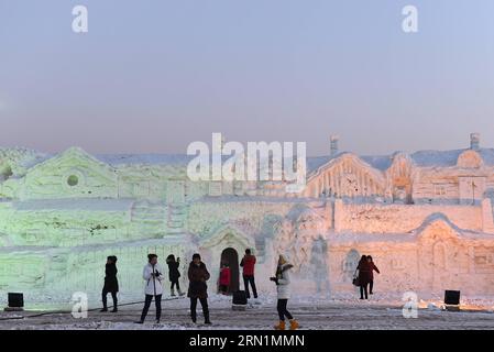 Les visiteurs marchent devant des sculptures de neige au site pittoresque de Hengcheng à Yinchuan, capitale de la région autonome hui de Ningxia, dans le nord-ouest de la Chine, le 10 janvier 2015. Un festival de glace et de neige a débuté samedi à la station, attirant de nombreux citoyens locaux pour passer leur week-end ici. )(wjq) CHINA-NINGXIA-YINCHUAN-ICE & SNOW FESTIVAL (CN) LixRan PUBLICATIONxNOTxINxCHN les visiteurs passent devant les sculptures de neige À Hengcheng Scenic Spot à Yinchuan capitale du nord-ouest de la Chine S Ningxia hui région autonome le 10 2015 janvier au festival de la GLACE et de la neige a débuté à la station samedi, attirant de NOMBREUX citoyens locaux Banque D'Images