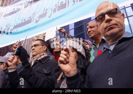 (150111) -- LE CAIRE, 11 janvier 2014 -- des journalistes égyptiens tiennent un stylo lors d'une veillée pour les victimes de l'attentat contre l'hebdomadaire satirique français Charlie Hebdo , devant le Syndicat des journalistes au Caire, Égypte, le 11 janvier 2015.) EGYPTE-CAIRO-JOURNALIST-CHARLIE HEBDO AhmedxGomaa PUBLICATIONxNOTxINxCHN le Caire Jan 11 2014 des journalistes égyptiens tiennent un stylo dans une veillée pour les victimes de l'attentat CONTRE L'hebdomadaire satirique français Charlie Hebdo devant le Syndicat des journalistes du Caire Egypte Jan 11 2015 Egypte le Caire journaliste Charlie Hebdo PUBLICATIONxNOTxINxCHN Banque D'Images