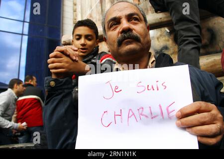 (150111) -- LE CAIRE, 11 janvier 2014 -- des journalistes égyptiens participent à une veillée pour les victimes de l'attentat contre l'hebdomadaire satirique français Charlie Hebdo , devant le Syndicat des journalistes au Caire, Égypte, le 11 janvier 2015.) EGYPTE-CAIRO-JOURNALIST-CHARLIE HEBDO AhmedxGomaa PUBLICATIONxNOTxINxCHN le Caire Jan 11 2014 des journalistes égyptiens participent à une veillée pour les victimes de l'attentat CONTRE L'hebdomadaire satirique français Charlie Hebdo devant le Syndicat des journalistes du Caire Egypte Jan 11 2015 Egypte le Caire journaliste Charlie Hebdo PUBLICATIONxNOTxINxCHN Banque D'Images