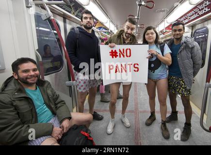 AKTUELLES ZEITGESCHEHEN Weltweiter No Pants Subway Ride les participants participent au No Pants Subway Ride à Toronto, Canada, le 11 janvier 2015. Des centaines de personnes ont pris part à cette activité ici dimanche. ) CANADA-TORONTO-NO PANTS SUBWAY RIDE ZouxZheng PUBLICATIONxNOTxINxCHN Actualités dans le monde No Pants Subway Ride les participants participent au No Pants Subway Ride à Toronto Canada janvier 11 2015 des centaines de célébrités ont participé à cette activité ici dimanche Canada Toronto No Pants Subway Ride PUBLICATIONxNOTxINxCHN Banque D'Images
