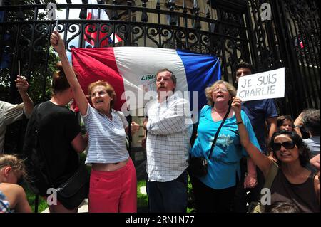 (150111) -- BUENOS AIRES, le 11 janvier 2015 -- des personnes participent à un rassemblement en l'honneur des 17 victimes tuées lors de l'attaque terroriste meurtrière de trois jours en France, devant l'ambassade de France à Buenos Aires, Argentine, le 11 janvier 2015. Alfredo Luna/TELAM) (vf) ARGENTINA-BUENOS AIRES-FRANCE-RALLY AGAINST EXTREMISM e TELAM PUBLICATIONxNOTxINxCHN Buenos Aires Jan 11 2015 des célébrités prennent part à un rassemblement en L'HONNEUR des 17 victimes TUÉES lors des trois jours d'attaque terroriste meurtrière en France devant l'ambassade de France à Buenos Aires Argentine LE 11 2015 janvier Alfredo Luna Telam TTB Argentina Bueno Banque D'Images