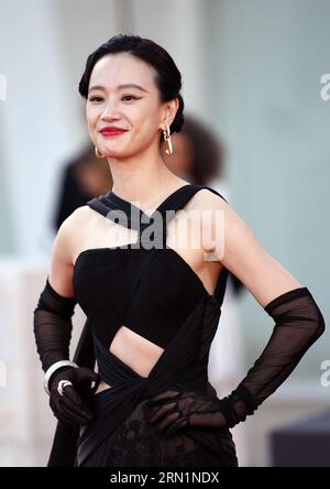 Venise, Italie. 30 août 2023. L'actrice Li Meng pose sur le tapis rouge du 80e Festival International du film de Venise à Venise, Italie, le 30 août 2023. Le 80e Festival international du film de Venise a débuté mercredi soir, avec une programmation diversifiée de films en compétition pour le prestigieux prix du Lion d'Or. Crédit : Jin Mamengni/Xinhua/Alamy Live News Banque D'Images