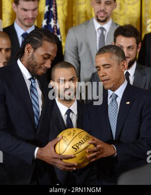 WASHINGTON D.C., le 12 janvier 2015 -- le président américain Barack Obama (à droite) reçoit un ballon de basket-ball autographié par Kawhi Leonard lors d'un événement honorant les champions de la NBA 2014, les San Antonio Spurs, dans la salle est de la Maison Blanche à Washington D.C., aux États-Unis, le 12 janvier 2015.) (SP)U.S.-WASHINTON D.C.-NBA-OBAMA YinxBogu PUBLICATIONxNOTxINxCHN Washington D C Jan 12 2015 U S Président Barack Obama r EST présenté au basket-ball autographié par Leonard lors de l'événement honorant les Champions NBA 2014 les San Antonio Spurs dans la salle est de la Maison Blanche à Washington D C The United Sta Banque D'Images