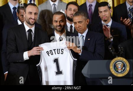 WASHINGTON D.C., le 12 janvier 2015 -- le président américain Barack Obama (2nd R) réagit en acceptant un maillot des Spurs de San Antonio du membre de l'équipe Manu Ginobili lors d'un événement honorant les champions NBA 2014 les Spurs de San Antonio dans la salle est de la Maison Blanche à Washington D.C., États-Unis, le 12 janvier 2015. ) (SP)U.S.-WASHINTON D.C.-NBA-OBAMA YinxBogu PUBLICATIONxNOTxINxCHN Washington D C Jan 12 2015 U S Président Barack Obama 2nd r réagit comme il accepte un maillot San Antonio Spurs du membre de l'équipe Manu lors de l'événement honorant les Champions NBA 2014 les San Antonio Spurs dans la salle est Banque D'Images