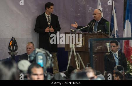 (150113) -- JÉRUSALEM, 13 janvier 2015 -- le président israélien Reuven Rivlin prononce une cérémonie funéraire pour les quatre victimes de l'attaque d'un supermarché parisien au cimetière Givat Shaul, à la périphérie de Jérusalem, le 13 janvier 2015. Les dirigeants israéliens et une multitude de personnes en deuil se sont réunis mardi avec les familles de quatre victimes juives de l'attaque terroriste de la semaine dernière contre un supermarché casher de Paris pour une cérémonie funéraire solennelle dans un cimetière de Jérusalem. Yoav Hattab, Yohan Cohen, Philippe Braham et Francois-Michel Saada, ont été abattus vendredi lors d’une attaque en otage sur le supermarché Hyper Casher à l’est de par Banque D'Images