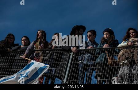 (150113) -- JÉRUSALEM, 13 janvier 2015 -- des personnes assistent à une cérémonie funéraire pour les quatre victimes de l'attaque du supermarché parisien au cimetière Givat Shaul, à la périphérie de Jérusalem, le 13 janvier 2015. Les dirigeants israéliens et une multitude de personnes en deuil se sont réunis mardi avec les familles de quatre victimes juives de l'attaque terroriste de la semaine dernière contre un supermarché casher de Paris pour une cérémonie funéraire solennelle dans un cimetière de Jérusalem. Yoav Hattab, Yohan Cohen, Philippe Braham et François-Michel Saada, ont été abattus vendredi lors d’une attaque en otage sur le supermarché Hyper Casher dans l’est de Paris. Ils étaient parmi les 17 victi Banque D'Images