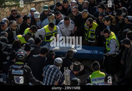 (150113) -- JÉRUSALEM, 13 janvier 2015 -- Un corps victime de l'attaque d'un supermarché parisien est porté sur la tombe lors d'une cérémonie funéraire au cimetière Givat Shaul, à la périphérie de Jérusalem, le 13 janvier 2015. Les dirigeants israéliens et une multitude de personnes en deuil se sont réunis mardi avec les familles de quatre victimes juives de l'attaque terroriste de la semaine dernière contre un supermarché casher de Paris pour une cérémonie funéraire solennelle dans un cimetière de Jérusalem. Yoav Hattab, Yohan Cohen, Philippe Braham et François-Michel Saada, ont été abattus vendredi lors d’une attaque en otage sur le supermarché Hyper Casher dans l’est de Paris. Ils étaient un Banque D'Images