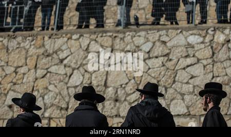 (150113) -- JÉRUSALEM, 13 janvier 2015 -- des personnes assistent à une cérémonie funéraire pour les quatre victimes de l'attaque du supermarché parisien au cimetière Givat Shaul, à la périphérie de Jérusalem, le 13 janvier 2015. Les dirigeants israéliens et une multitude de personnes en deuil se sont réunis mardi avec les familles de quatre victimes juives de l'attaque terroriste de la semaine dernière contre un supermarché casher de Paris pour une cérémonie funéraire solennelle dans un cimetière de Jérusalem. Yoav Hattab, Yohan Cohen, Philippe Braham et François-Michel Saada, ont été abattus vendredi lors d’une attaque en otage sur le supermarché Hyper Casher dans l’est de Paris. Ils étaient parmi les 17 victi Banque D'Images