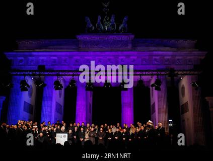 (150113) -- BERLIN, 13 janvier 2015 -- des gens se rassemblent devant la porte de Brandebourg lors d'une veillée rendant hommage aux victimes de l'attaque française Charlie Hebdo et des affrontements armés qui ont suivi à Berlin, en Allemagne, le 13 janvier 2015.) ALLEMAGNE-BERLIN-CHARLIE-HEBDO-ATTACKS-VICTIMS-VIGIL ZhangxFan PUBLICATIONxNOTxINxCHN Berlin Jan 13 2015 des célébrités se rassemblent devant la porte de Brandebourg lors d'une veillée rendant hommage aux victimes de l'attaque française Charlie Hebdo et qui a suivi armée à Berlin Allemagne LE 13 2015 janvier Allemagne Berlin attaques Charlie Hebdo victimes Vigil PUBLICATIONxNOTxINxCHN Banque D'Images