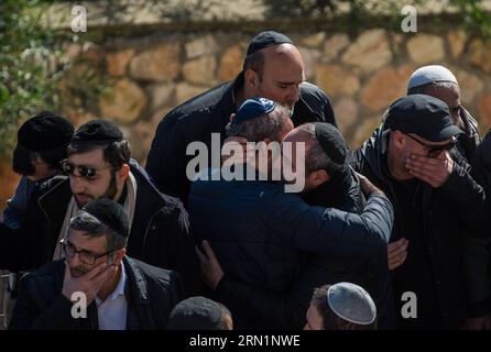 (150113) -- JÉRUSALEM, 13 janvier 2015 -- les gens s'embrassent lors d'une cérémonie funéraire pour les quatre victimes de l'attaque du supermarché parisien au cimetière Givat Shaul, à la périphérie de Jérusalem, le 13 janvier 2015. Les dirigeants israéliens et une multitude de personnes en deuil se sont réunis mardi avec les familles de quatre victimes juives de l'attaque terroriste de la semaine dernière contre un supermarché casher de Paris pour une cérémonie funéraire solennelle dans un cimetière de Jérusalem. Yoav Hattab, Yohan Cohen, Philippe Braham et François-Michel Saada, ont été abattus vendredi lors d’une attaque en otage sur le supermarché Hyper Casher dans l’est de Paris. Ils Banque D'Images