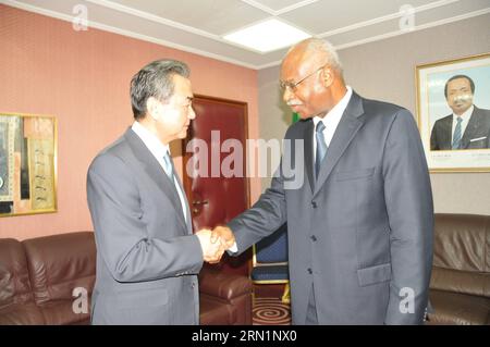 YAOUNDÉ, -- le ministre chinois des Affaires étrangères Wang Yi (à gauche) serre la main du Premier ministre camerounais Philemon Yang à Yaoundé, Cameroun, le 13 janvier 2015.) (Dzl) CAMEROUN-YAOUNDÉ-CHINE-WANG YI-VISIT HuangxYanan PUBLICATIONxNOTxINxCHN Yaoundé visite des ministres chinois des Affaires étrangères Wang Yi l serre la main du Premier ministre camerounais Philemon Yang à Yaoundé Cameroun LE 13 2015 janvier dzl Cameroun Yaoundé Chine Wang Yi visite de PUBLICATIONxNOTxINxCHN Banque D'Images