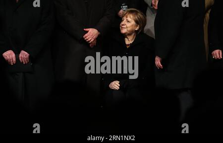(150113) -- BERLIN, 13 janvier 2015 -- la chancelière allemande Angela Merkel assiste à une veillée rendant hommage aux victimes de l'attaque française Charlie Hebdo et des affrontements armés qui ont suivi à Berlin, en Allemagne, le 13 janvier 2015.) GERMANY-BERLIN-CHARLIE-HEBDO-ATTACKS-VICTIMS-VIGIL ZhangxFan PUBLICATIONxNOTxINxCHN Berlin Jan 13 2015 la chancelière allemande Angela Merkel assiste à une veillée rendant hommage aux victimes de l'attaque française Charlie Hebdo armée à Berlin Allemagne LE 13 2015 janvier Allemagne Berlin Charlie Hebdo attaque victimes Vigil PUBLICATIONxNOTxINxCHN Banque D'Images