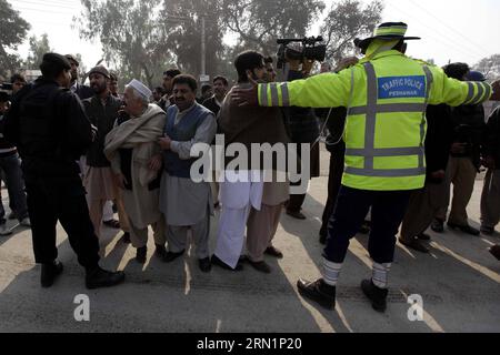 (150114) -- PESHAWAR, 14 janvier 2015 -- des parents qui ont perdu leurs enfants à l'école publique de l'armée assistent à une manifestation contre le chef pakistanais Tehreek-e-Insaf Imran Khan lors de sa visite à Peshawar, dans le nord-ouest du Pakistan, le 14 janvier 2015. Pakistan Tehreek-e-Insaf (PTI) Président Imran Khan et son épouse Reham Khan ont rencontré mercredi des protestations de parents en colère devant les portes de l'école publique militaire (APS) à Peshawar. ) PAKISTAN-PESHAWAR-MANIFESTATION UmarxQayyum PUBLICATIONxNOTxINxCHN Peshawar Jan 14 2015 les parents qui ont perdu leurs enfants dans l'école publique de l'armée participent à une manifestation contre Pakistan Tehreek Banque D'Images