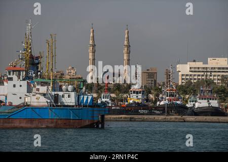 (150114) -- ISMAILIA, 14 janvier 2015 -- une photo prise le 14 janvier 2015 montre une vue d'un port d'Ismailia, une ville située près du canal de Suez en Égypte, le 14 janvier 2015. L ' Égypte a lancé le projet de nouvelle voie navigable en août 2014, et le Président égyptien Abdel-Fattah al-Sisi a ordonné que la construction soit achevée dans un an. EGYPTE-ISMAILIA-NOUVEAU CANAL SUEZ PanxChaoyue PUBLICATIONxNOTxINxCHN Ismailia Jan 14 2015 photo prise LE 14 2015 janvier montre une vue d'un port à Ismailia une ville par le canal de Suez en Egypte LE 14 2015 janvier Egypte a lancé le nouveau projet de voie navigable en août 2014 et la construction quoi Banque D'Images