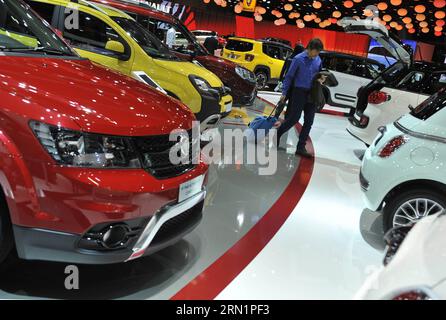 (150115) -- BRUXELLES, le 15 janvier 2015 -- Un visiteur se promène dans les voitures de Fiat le jour de la presse au salon de l'automobile de Bruxelles, Belgique, le 15 janvier 2015. Le salon de l'automobile aura lieu du 16 au 25 janvier. ) BELGIUM-BRUSSLES-MOTOR SHOW YexPingfan PUBLICATIONxNOTxINxCHN Bruxelles Jan 15 2015 un visiteur se promène à travers les voitures de Fiat LORS de la Journée de la presse AU Brussels Engine Show à Bruxelles Belgique Jan 15 2015 le salon du moteur se déroulera du 16 au 25 janvier Belgium Engine Show PUBLICATIONxNOTxINxCHN Banque D'Images