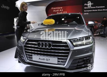 (150115) -- BRUXELLES, le 15 janvier 2015 -- Une femme polit la nouvelle Audi Q7 lors de la journée de presse au salon de Bruxelles, Belgique, le 15 janvier 2015. Le salon de l'automobile aura lieu du 16 au 25 janvier. ) BELGIUM-BRUSSLES-MOTOR SHOW YexPingfan PUBLICATIONxNOTxINxCHN Bruxelles Jan 15 2015 une femme polit la nouvelle Audi Q7 À L'OCCASION DE la Journée de la presse AU salon de Bruxelles Belgique janvier 15 2015 le salon du moteur se déroulera du 16 au 25 janvier salon du moteur en Belgique PUBLICATIONxNOTxINxCHN Banque D'Images