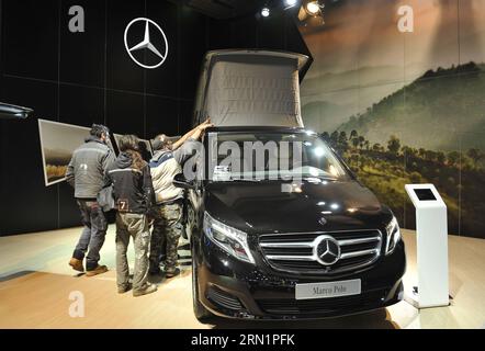 (150115) -- BRUXELLES, le 15 janvier 2015 -- les gens vérifient le toit d'un camping-car Mercedes-Benz Marco Polo le jour de la presse au salon de Bruxelles, Belgique, le 15 janvier 2015. Le salon de l'automobile aura lieu du 16 au 25 janvier. ) BELGIUM-BRUSSLES-MOTOR SHOW YexPingfan PUBLICATIONxNOTxINxCHN Bruxelles Jan 15 2015 célébrités Vérifiez le toit d'une Mercedes Benz Marco Polo Campers LORS de la Journée de la presse AU salon de Bruxelles Belgique janvier 15 2015 le salon du moteur aura lieu du 16 au 25 janvier Belgique salon du moteur PUBLICATIONxNOTxINxCHN Banque D'Images