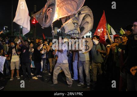 LIMA, le 15 janvier 2015 -- des manifestants participent à une manifestation contre la loi sur le travail des jeunes dans la ville de Lima, capitale du Pérou, le 15 janvier 2015 Luis Camacho) PÉROU-LIMA-SOCIETY-PROTEST e LuisxCamacho PUBLICATIONxNOTxINxCHN Lima janvier 15 2015 un manifestant participe à une manifestation contre la loi sur les laboratoires de jeunes dans la capitale du Pérou Lima LE 15 2015 janvier Luis Camacho Pérou Lima Society Protest e PUBLICATIONxNOTxINxCHN Banque D'Images