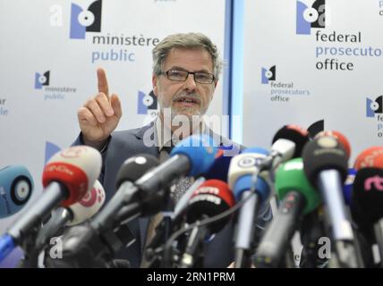 BRUXELLES, le 15 janvier 2015 -- le porte-parole du procureur fédéral belge Eric Van der Sypt tient une conférence de presse à Bruxelles, Belgique, le 15 janvier 2015, le lendemain d'une opération antiterroriste à Verviers et Bruxelles. Deux personnes sont mortes et une autre a été blessée dans une opération antiterroriste policière à Verviers contre une cellule djihadiste présumée, ont rapporté les médias locaux le 15 janvier. )(bxq) BELGIUM-BRUSSELS-ANTI TERROR-PROSECUTOR-PRESS CONFERENCE YexPingfan PUBLICATIONxNOTxINxCHN Bruxelles Jan 15 2015 le porte-parole du procureur fédéral belge Eric van the tient une conférence de presse à Bruxelles Belgique Jan 15 201 Banque D'Images