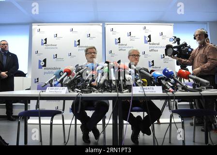 BRUXELLES, le 15 janvier 2015 -- le porte-parole du procureur fédéral belge Eric Van der Sypt (à gauche) et Thierry Werts (à droite) tiennent une conférence de presse à Bruxelles, Belgique, le 15 janvier 2015, le lendemain d'une opération antiterroriste à Verviers et Bruxelles. Deux personnes sont mortes et une autre a été blessée dans une opération antiterroriste policière à Verviers contre une cellule djihadiste présumée, ont rapporté les médias locaux le 15 janvier. )(bxq) BELGIUM-BRUSSELS-ANTI TERROR-PROSECUTOR-PRESS CONFERENCE YexPingfan PUBLICATIONxNOTxINxCHN Bruxelles Jan 15 2015 le porte-parole du procureur fédéral belge Eric van the l et Thierry Value r Hold a P Banque D'Images