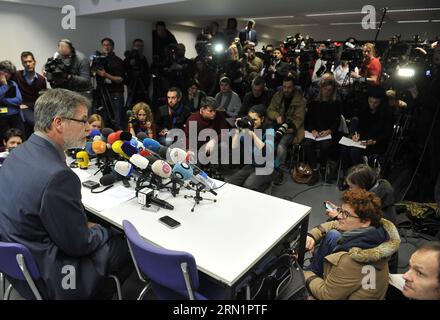 BRUXELLES, le 15 janvier 2015 -- le porte-parole du procureur fédéral belge Eric Van der Sypt tient une conférence de presse à Bruxelles, Belgique, le 15 janvier 2015, le lendemain d'une opération antiterroriste à Verviers et Bruxelles. Deux personnes sont mortes et une autre a été blessée dans une opération antiterroriste policière à Verviers contre une cellule djihadiste présumée, ont rapporté les médias locaux le 15 janvier. )(bxq) BELGIUM-BRUSSELS-ANTI TERROR-PROSECUTOR-PRESS CONFERENCE YexPingfan PUBLICATIONxNOTxINxCHN Bruxelles Jan 15 2015 le porte-parole du procureur fédéral belge Eric van the tient une conférence de presse à Bruxelles Belgique Jan 15 201 Banque D'Images