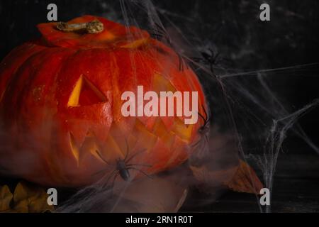 Décorations d'Halloween en fumée, citrouille, lanterne de Jack de citrouille Banque D'Images