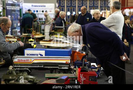 -Hobbiests visite l'exposition London Model Engineering à l'Alexandra Palace à Londres, en Grande-Bretagne, le 17 janvier 2015. L'exposition de trois jours qui s'ouvrira le 16 janvier présente un éventail complet de modélisations, allant de l'ingénierie des modèles traditionnels, des locomotives à vapeur et des moteurs de traction aux kits Airfix, miniatures opérationnelles et gadgets et jouets modernes, y compris les camions télécommandés, les bateaux, les avions, les hélicoptères et les robots. Plus de 50 clubs et sociétés de mannequins britanniques et étrangers ont assisté à l'exposition. (Lyi) BRITIAN-LONDON-MODEL-ENGINEERING EXHIBITION HanxYan PUBLICATIONxNOTxINxCHN visite TH Banque D'Images