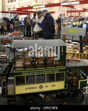 -Hobbiests visite l'exposition London Model Engineering à l'Alexandra Palace à Londres, en Grande-Bretagne, le 17 janvier 2015. L'exposition de trois jours qui s'ouvrira le 16 janvier présente un éventail complet de modélisations, allant de l'ingénierie des modèles traditionnels, des locomotives à vapeur et des moteurs de traction aux kits Airfix, miniatures opérationnelles et gadgets et jouets modernes, y compris les camions télécommandés, les bateaux, les avions, les hélicoptères et les robots. Plus de 50 clubs et sociétés de mannequins britanniques et étrangers ont assisté à l'exposition. (Lyi) BRITIAN-LONDON-MODEL-ENGINEERING EXHIBITION HanxYan PUBLICATIONxNOTxINxCHN visite TH Banque D'Images