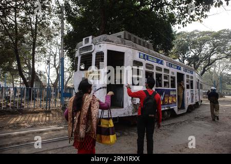 (150119) -- CALCUTTA, 19 janvier 2015 -- les gens se préparent à monter à bord d'un tramway dans une rue de Calcutta, capitale de l'État indien oriental du Bengale occidental, 19 janvier 2015. En tant que ville métropolitaine en pleine croissance dans un pays en développement, Calcutta est confrontée à une pollution urbaine importante, à la congestion routière, à la pauvreté, à la surpopulation et à d'autres problèmes socio-économiques. INDIA-CALCUTTA-STREET VIEW ZhengxHuansong PUBLICATIONxNOTxINxCHN Calcutta Jan 19 2015 célébrités se préparent à monter à bord d'un Tram dans une rue à Calcutta capitale de l'État indien oriental Bengale OCCIDENTAL Jan 19 2015 comme une ville métropolitaine en croissance dans un pays en développement C Banque D'Images