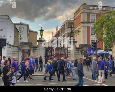 30 août 2023 Fulham, Londres, Royaume-Uni les fans et supporters du Chelsea football Club marchent vers le match contre Wimbledon AFC devant les Sir Edward Stoll Foundation Mansions - le logement des vétérans à côté du Stamford Bridge Stadium. Cet emplacement est sujet à un rachat par Todd Bohley, le propriétaire du Chelsea football Club. Banque D'Images