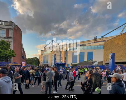 30 août 2023 Fulham, Londres, Royaume-Uni les supporters du Chelsea football Club entrent dans le match de la coupe Carabao contre Wimbledon AFC Banque D'Images