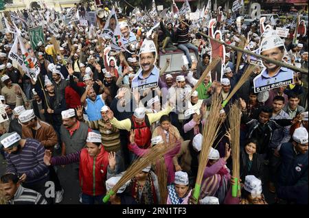 (150120) -- NEW DELHI, 20 janvier 2015 -- les partisans du parti AAM Aadmi portent des portraits du chef du parti Arvind Kerjiwal et des balais de symboles du parti lors d'une tournée avant le dépôt des documents de candidature de Kejriwal pour les élections de l'État de Delhi à New Delhi, en Inde, le 20 janvier 2015. La capitale indienne se rendra aux urnes le 7 février, et le dépouillement sera prévu le 10 février. ) INDIA-NEW DELHI-AAP-ROAD SHOW Parthaxsarkar PUBLICATIONxNOTxINxCHN New Delhi Jan 20 2015 les partisans du parti AAM portent des portraits du chef du parti Arvind et le symbole du parti Broome lors d'un Road Show avant de déposer des documents de nomination S pour le Delhi Banque D'Images